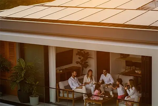 Família economizando com energia solar SunnyHUB