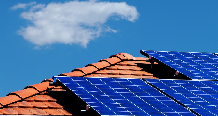Conta de luz alta? Veja solução para economizar e ser mais sustentável